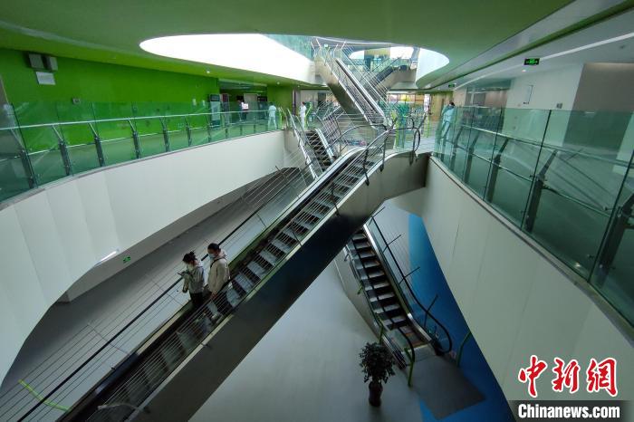 圖為西藏自治區(qū)婦產(chǎn)兒童醫(yī)院內(nèi)景?！〗w波 攝