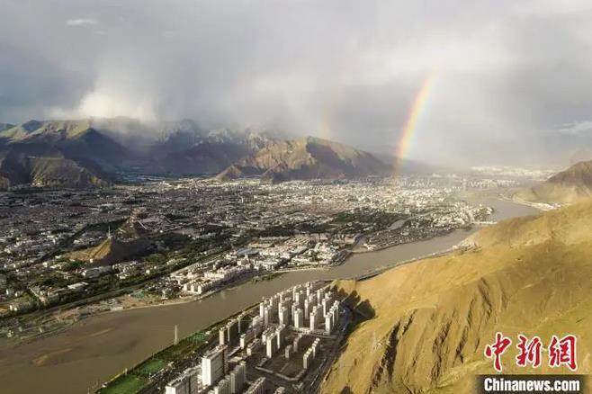 資料圖：海拔3600多米的高原城市拉薩迎來雨后彩虹。江飛波 攝