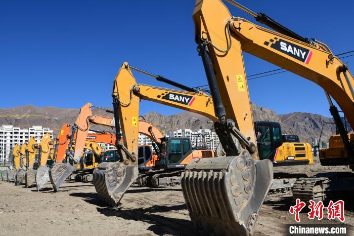 圖為人大附中拉薩學(xué)校開(kāi)工奠基儀式現(xiàn)場(chǎng)。　貢嘎來(lái)松 攝