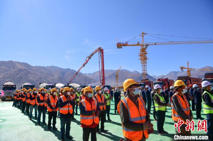 圖為人大附中拉薩學(xué)校開(kāi)工奠基儀式現(xiàn)場(chǎng)?！∝暩聛?lái)松 攝