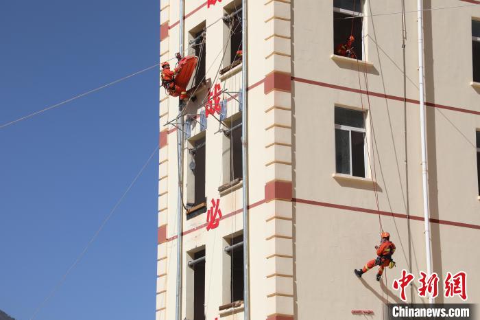 圖為消防指戰(zhàn)員進行繩索救援演練?！≈炜旗?攝