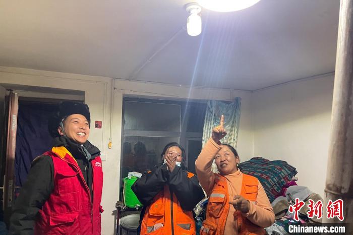 青藏公路109道班接入大網(wǎng)電?！?閆昱翰 　攝