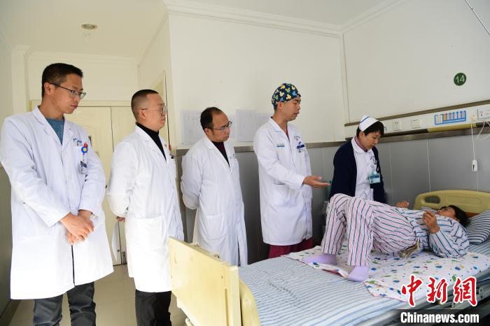 圖為何蔚副主任醫(yī)師(站右二)及團(tuán)隊(duì)術(shù)后指導(dǎo)患者進(jìn)行腰背肌鍛煉?！∝暩聛硭?攝