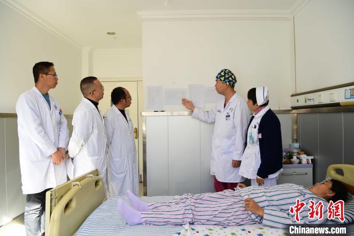 圖為何蔚副主任醫(yī)師(站右二)及團(tuán)隊(duì)術(shù)后對(duì)患者的肌肉訓(xùn)練、蛋白飲食等制定了每半日的康復(fù)計(jì)劃?！∝暩聛硭?攝