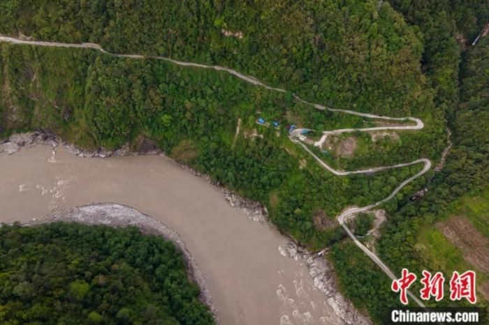 雅魯藏布江一側(cè)的墨脫公路。
