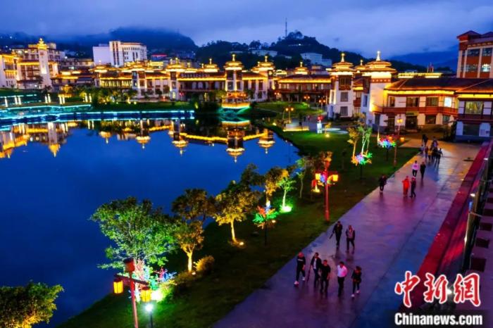 墨脫入夜，華燈初上，昔日“高原孤島”如今日漸繁華。