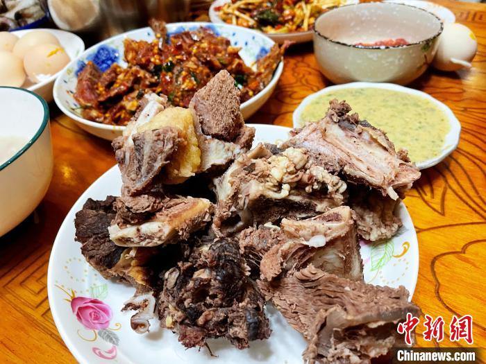 圖為除夕之夜的大餐?！∪轿木?攝