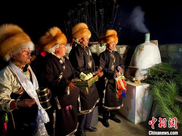 圖為除夕之夜進行的驅鬼儀式?！∪轿木?攝