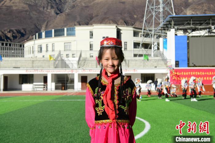 圖為加查縣安繞鎮(zhèn)小學(xué)回族學(xué)生馬萍?！∝暩聛?lái)松 攝