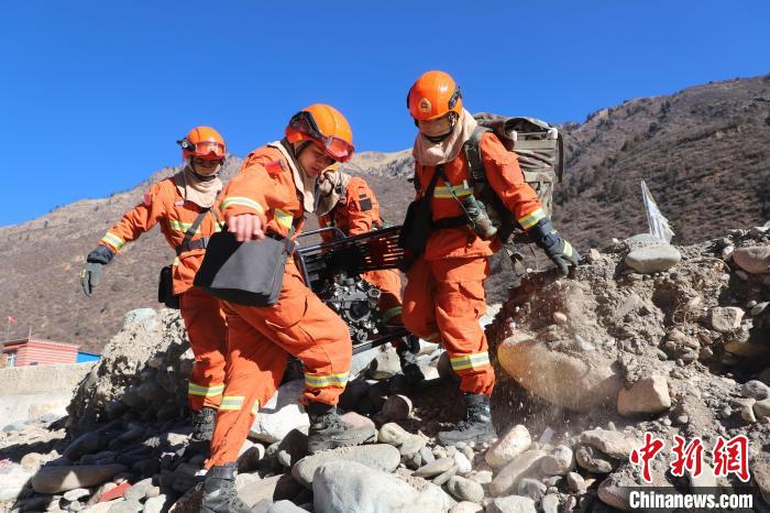 圖為參訓(xùn)消防指戰(zhàn)員密切配合進(jìn)行訓(xùn)練?！〔际猩窒乐ш牻_(dá)縣中隊 攝