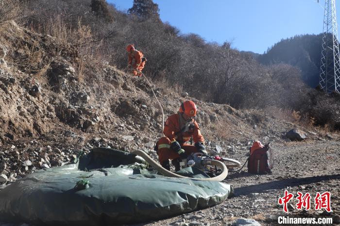 圖為參訓(xùn)消防指戰(zhàn)員架設(shè)蓄水池。　昌都市森林消防支隊江達(dá)縣中隊 攝