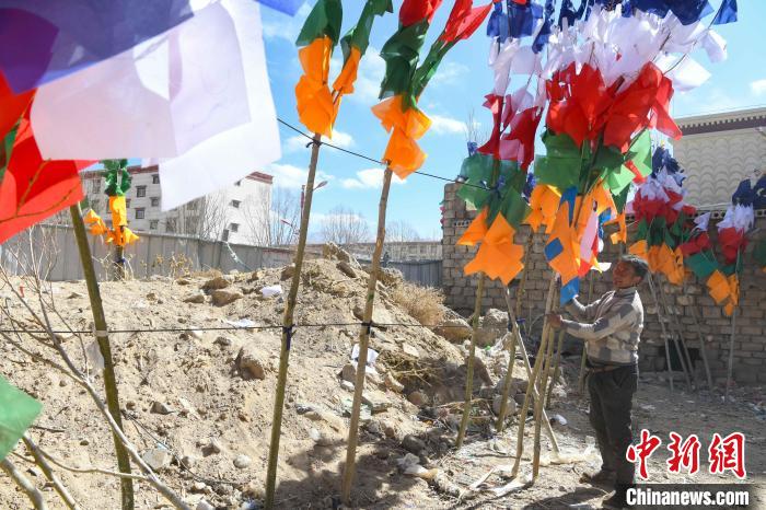 圖為拉薩街頭出售的五彩經(jīng)幡?！∝暩聛?lái)松 攝