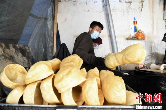 圖為拉薩手藝人制作藏歷新年供品“德卡”。　貢嘎來(lái)松 攝