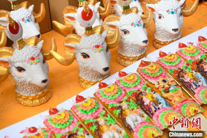 圖為拉薩市場(chǎng)上待售的吉祥羊頭?！∝暩聛?lái)松 攝