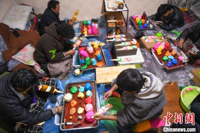 圖為拉薩手藝人制作年貨酥油花?！∝暩聛?lái)松 攝