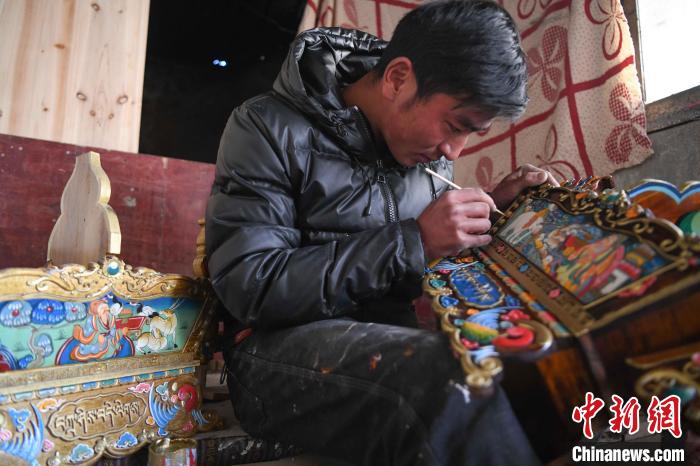 圖為拉薩手藝人制作年貨“切瑪盒”?！∝暩聛?lái)松 攝