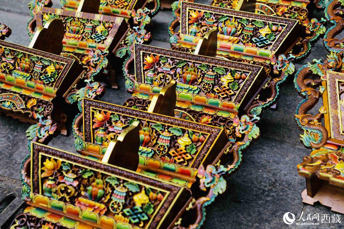 年貨市場(chǎng)上的切瑪盒。（切瑪盒是藏歷新年吉祥物，是在精制斗型木盒中用隔板分開(kāi)，分別盛入炒麥粒和糌粑，插上“仔卓”，象征著人壽年豐、吉祥如意。）人民網(wǎng) 次仁羅布攝