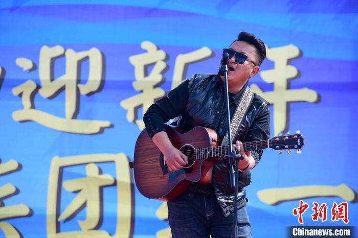 圖為文藝匯演現(xiàn)場(chǎng)?！∝暩聛?lái)松 攝