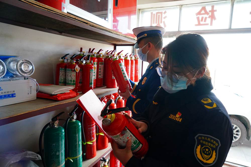 檢查消防器材。圖片由那曲消防提供