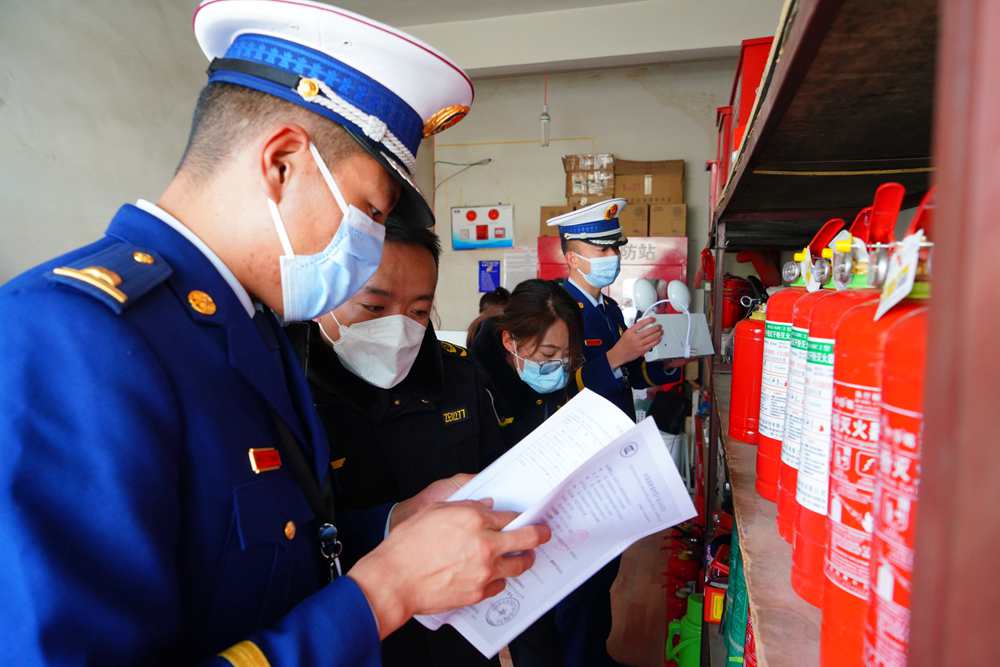 檢查消防器材。圖片由那曲消防提供