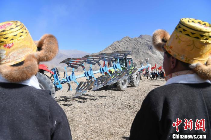 圖為拉薩市曲水縣茶巴朗村春耕儀式現(xiàn)場?！∝暩聛硭?攝