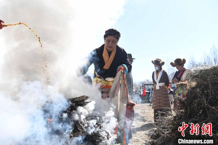 圖為拉薩市曲水縣茶巴朗村村民在春耕儀式前煨桑?！∝暩聛硭?攝