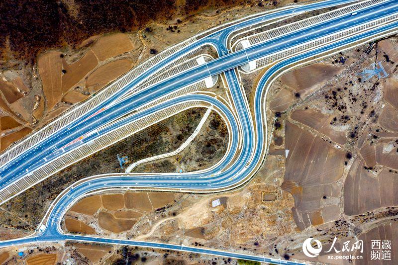 拉林高等級公路。徐馭堯攝