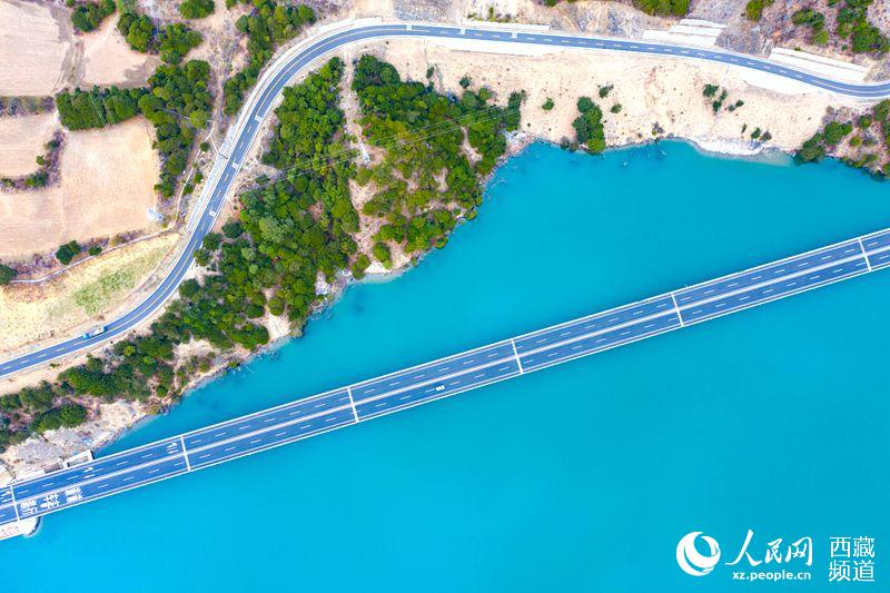 拉林高等級公路。徐馭堯攝