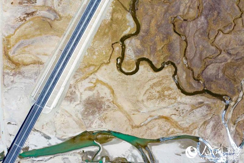 那拉高速公路。徐馭堯攝