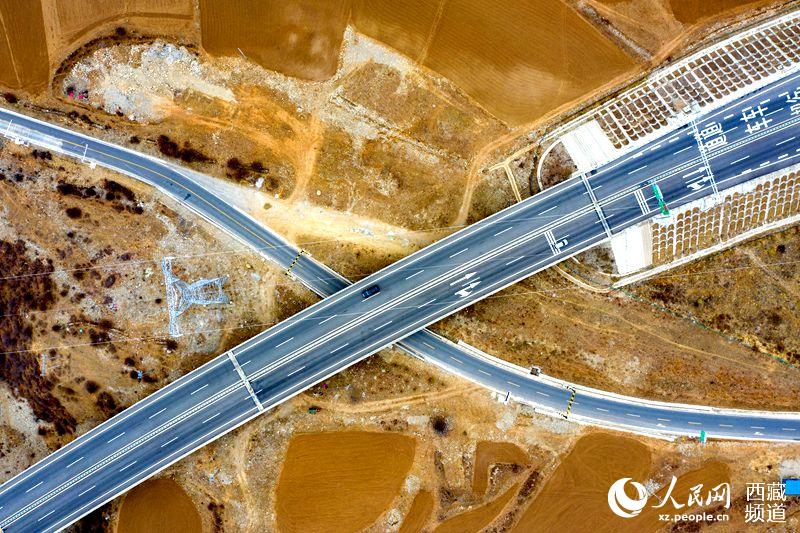 拉林高等級公路。徐馭堯攝