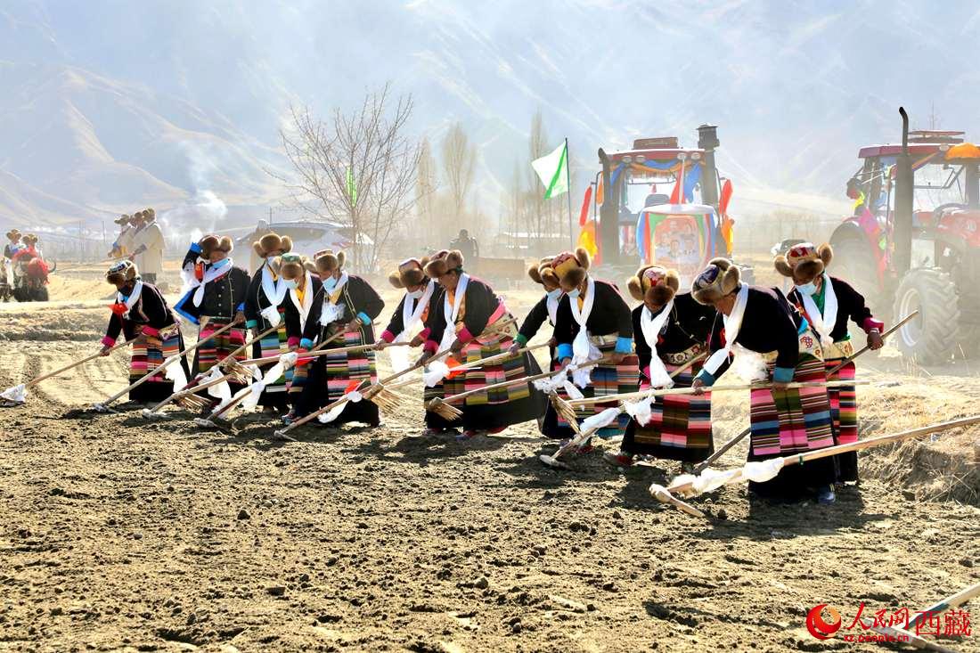 當(dāng)?shù)卮迕裆碇?jié)日盛裝，舉行春耕儀式。人民網(wǎng) 次仁羅布攝