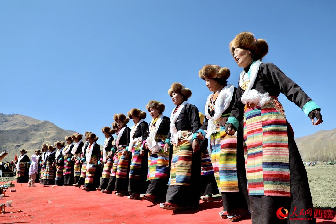 儀式結(jié)束后，農(nóng)田上仍洋溢著喜慶氣氛，村民們邊唱邊跳起了鍋莊舞。人民網(wǎng) 次仁羅布攝