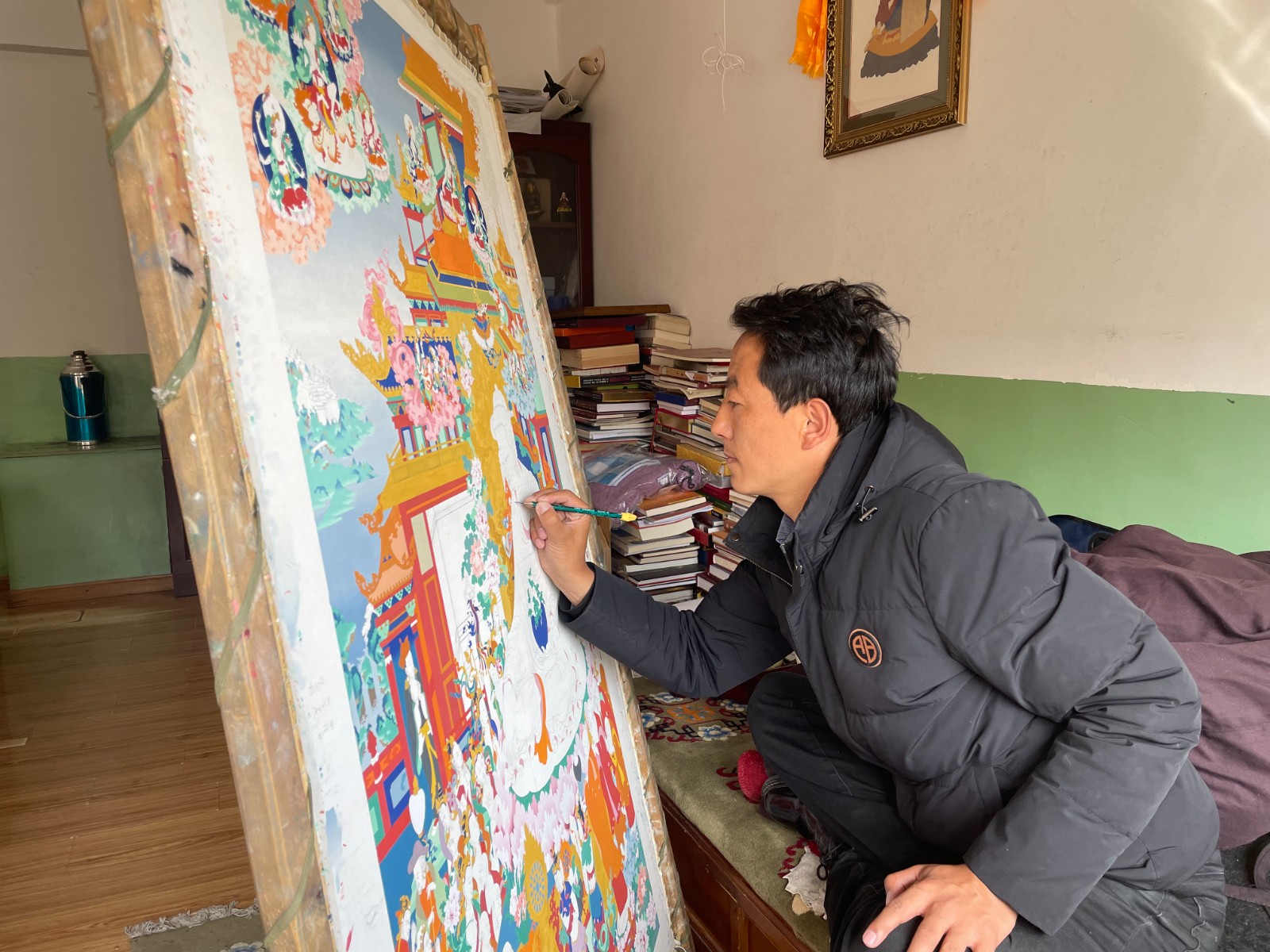 貢覺杰正在繪畫唐卡。1(1815009)-20220318090842.jpg