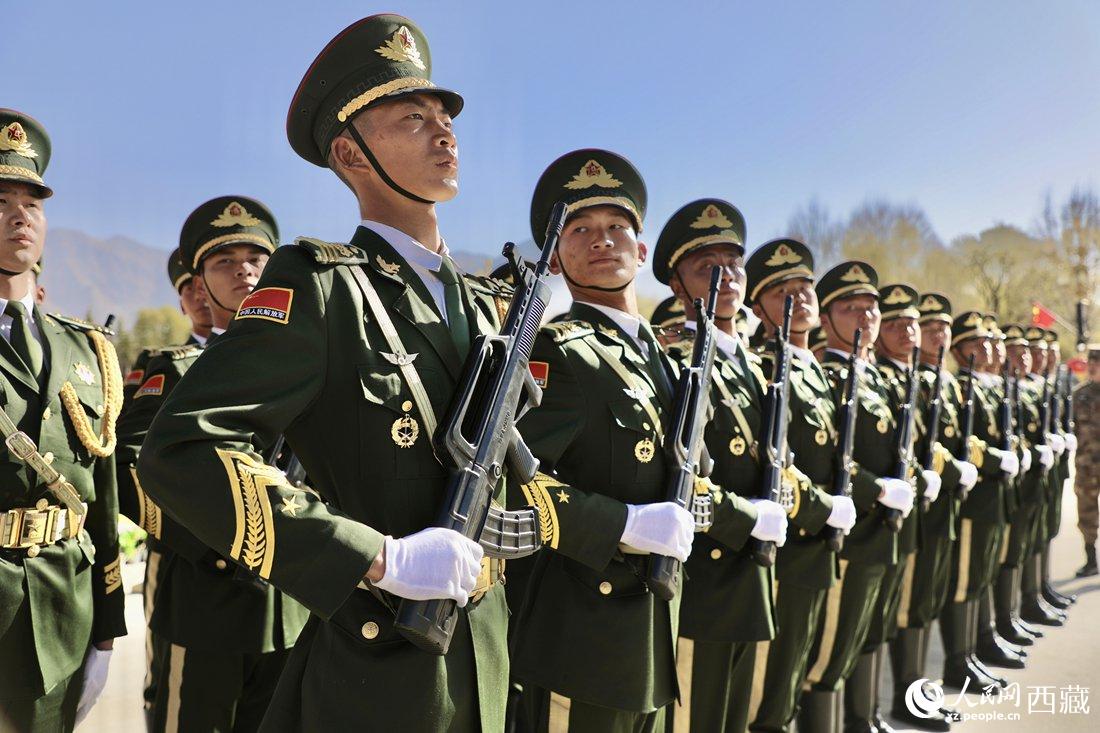 國旗護(hù)衛(wèi)隊(duì)隊(duì)員。人民網(wǎng)次仁羅布 攝