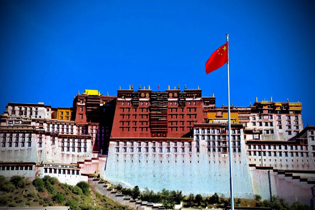 五星紅旗迎風(fēng)飄揚(yáng)。人民網(wǎng) 次仁羅布攝