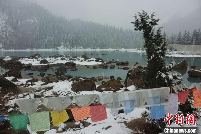 然烏湖春雪飄落?！∪轿木?攝