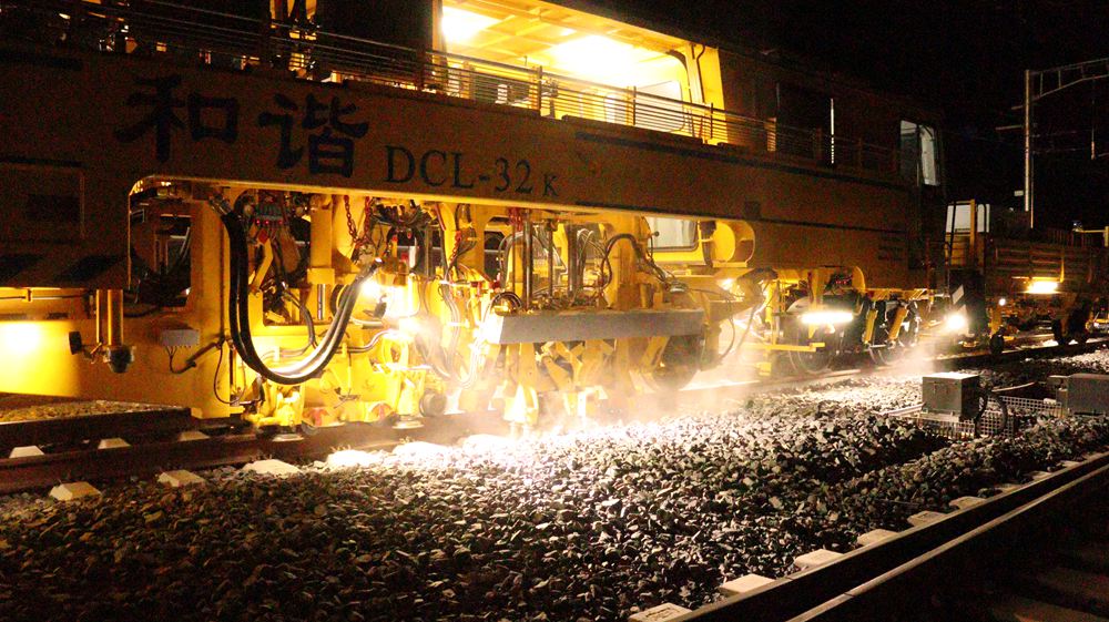 拉林鐵路迎來“大黃蜂”。祁國慶攝