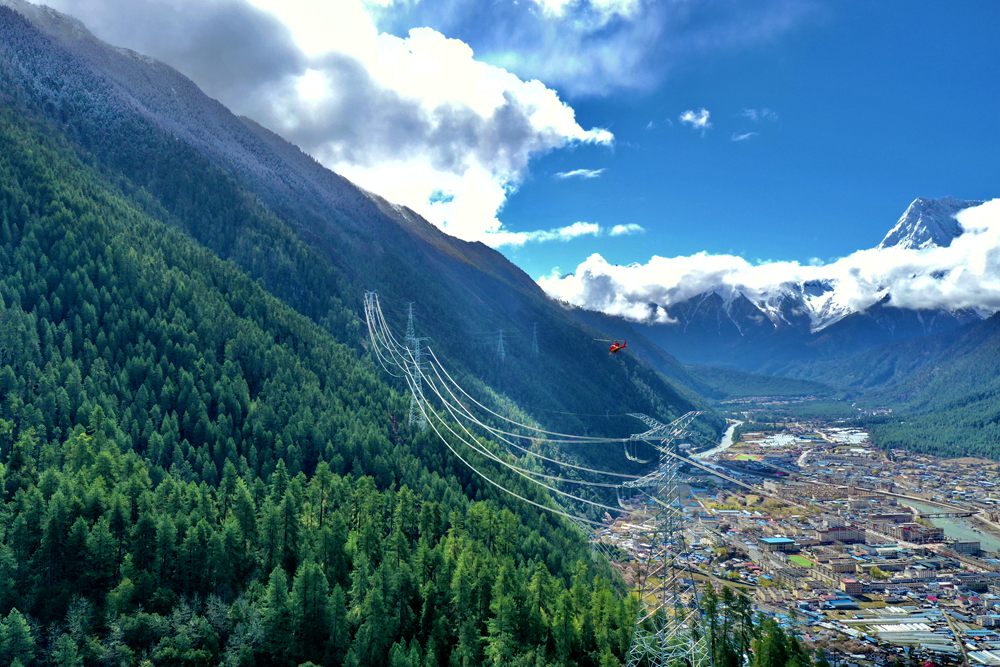 對波林線進(jìn)行巡視檢查。閆昱翰攝