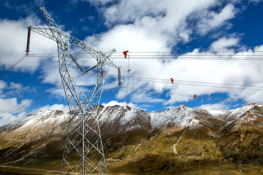 藏中聯(lián)網(wǎng)工程建設(shè)，銀線上的“舞者” 。盧忠東攝