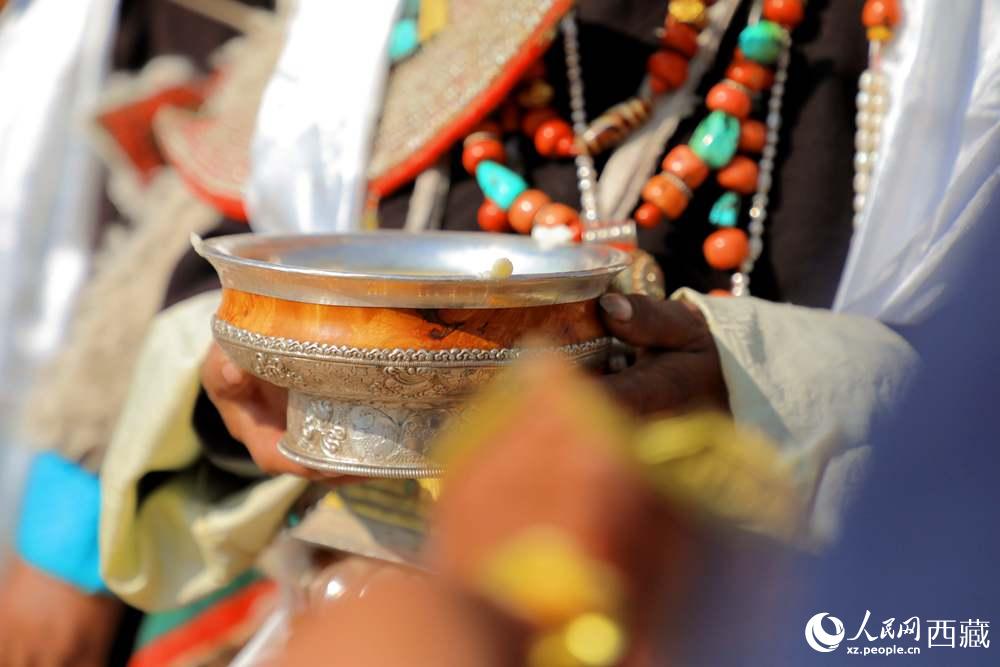 普蘭群眾展示當?shù)靥厣?。人民網(wǎng) 李海霞攝