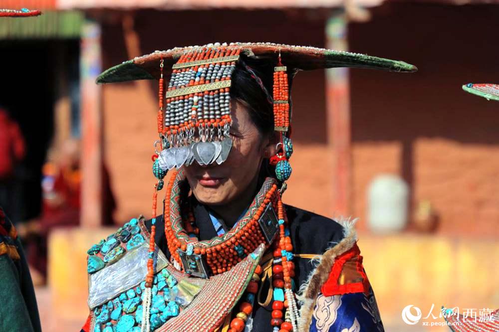 普蘭群眾展示特色服飾。人民網(wǎng) 李海霞攝