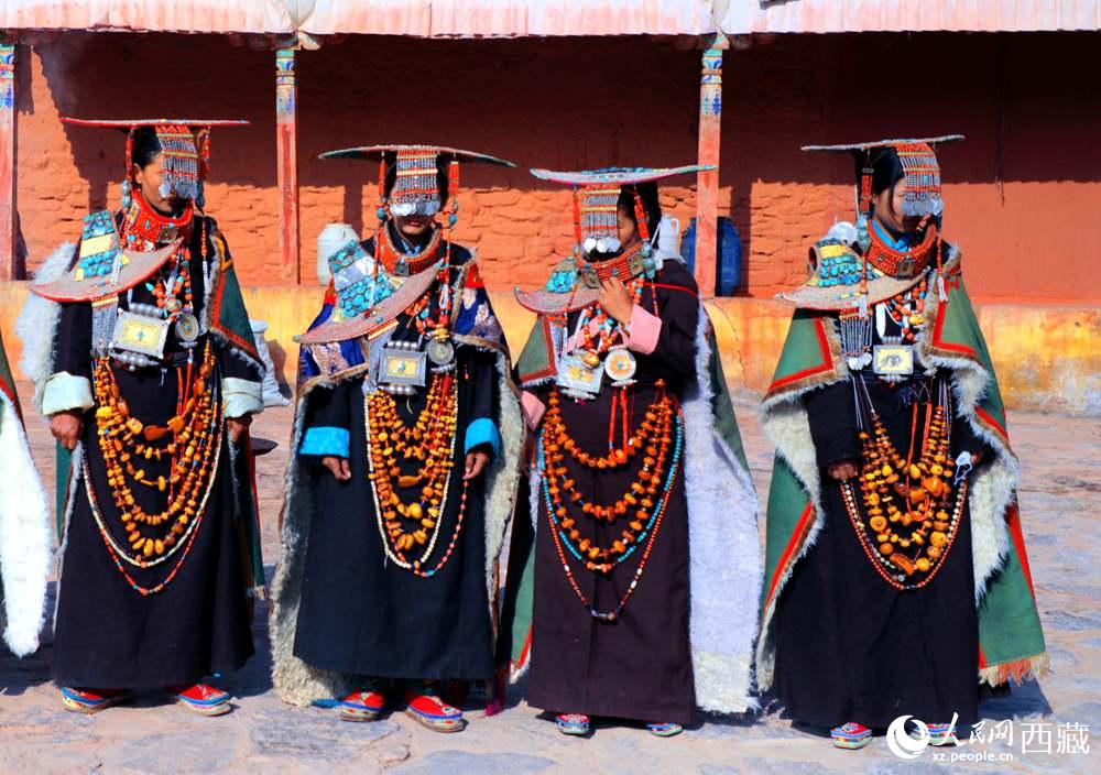 身著特色服飾跳“宣”舞。人民網(wǎng) 李海霞攝