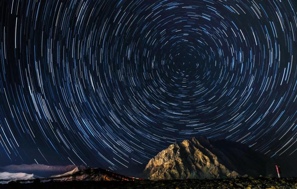 微微風(fēng)簇浪，散作滿河星。貢覺(jué)群培攝