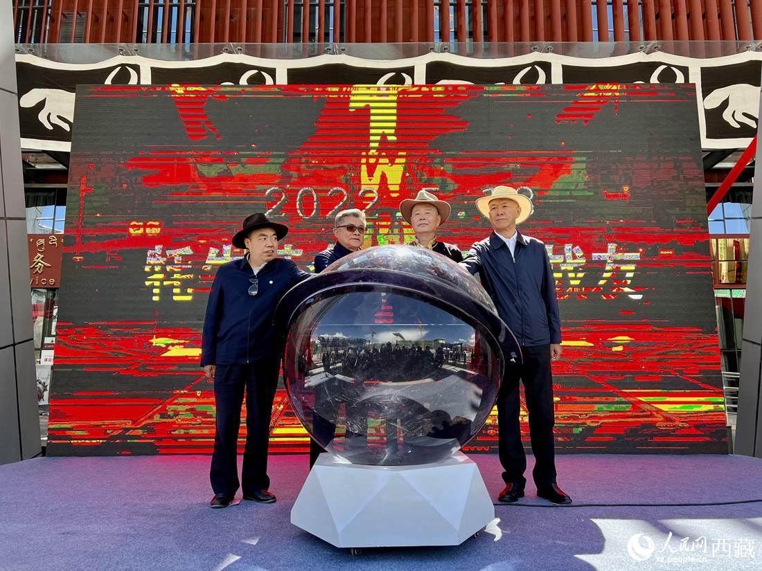 《牦牛革命》《無言的戰(zhàn)友》紅色群雕揭幕儀式。人民網(wǎng) 次仁羅布攝