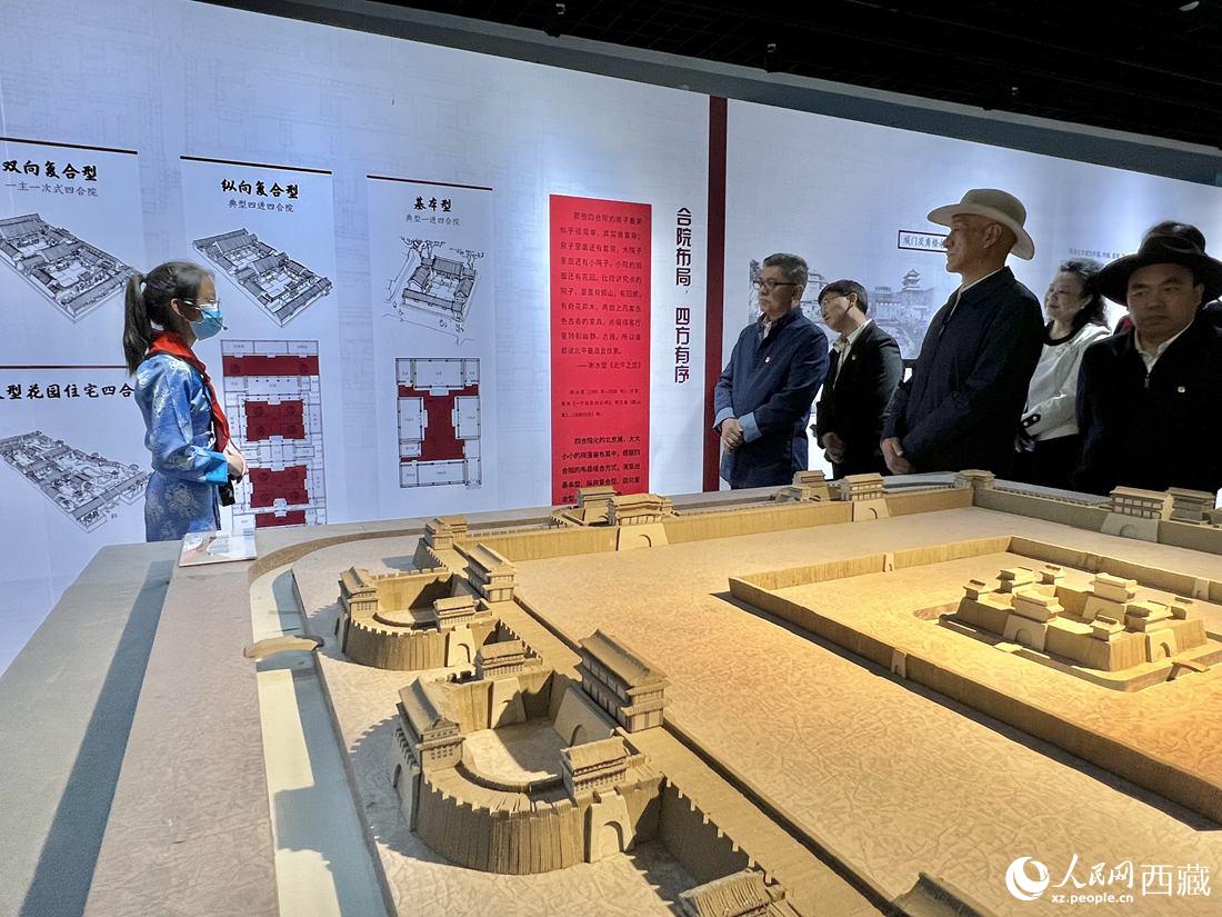 參觀人員認真聆聽講解員的解說。人民網(wǎng) 次仁羅布攝