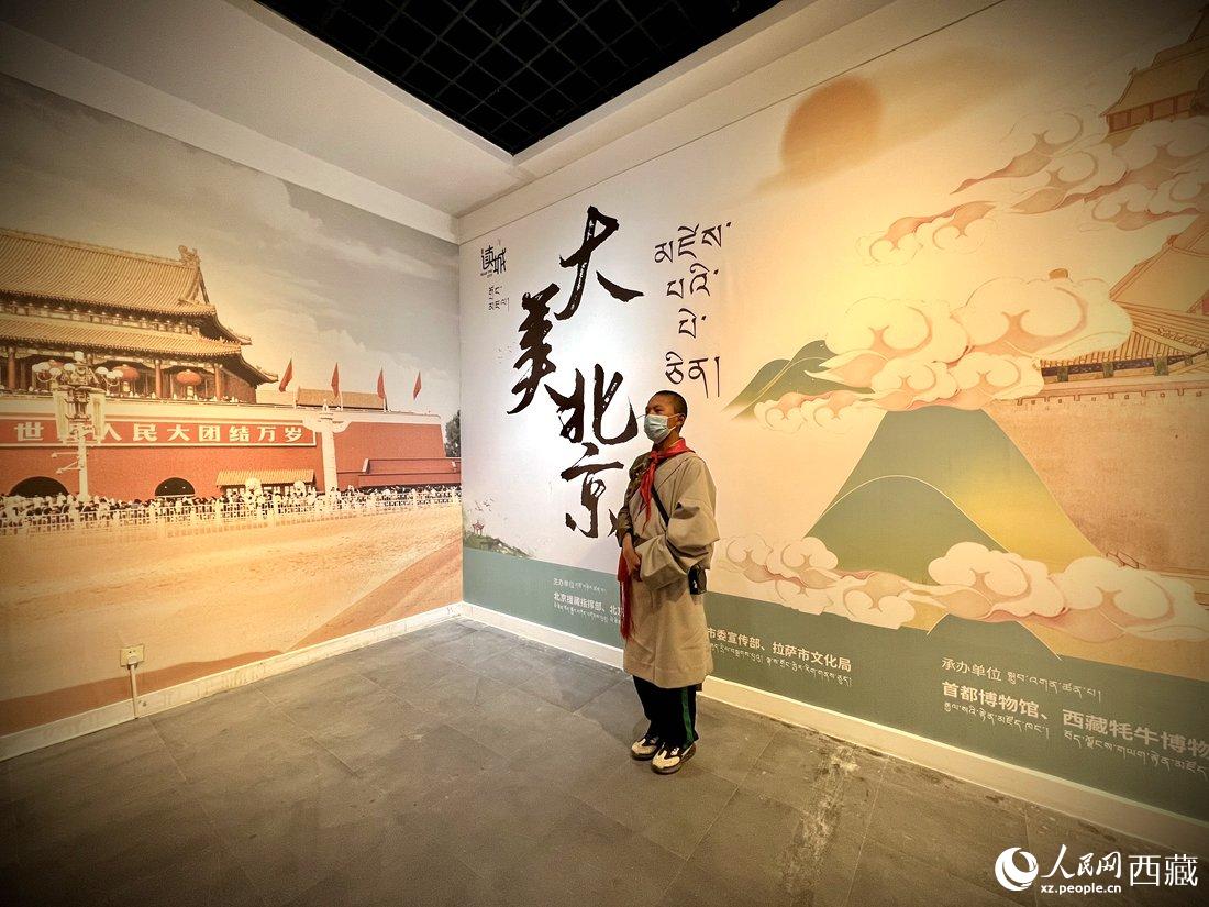 拉薩市北京實驗中學的學生講解員進行講解。人民網(wǎng) 次仁羅布攝