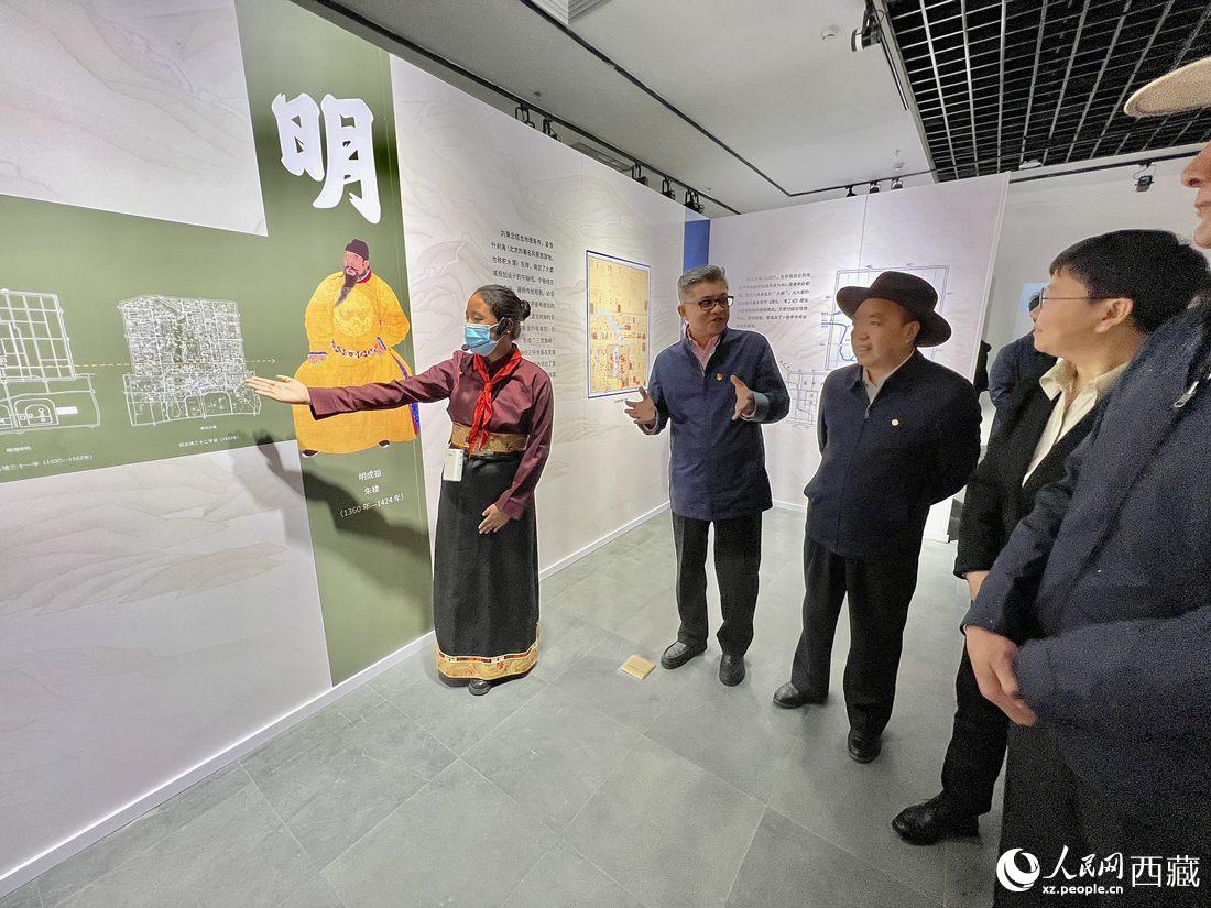 拉薩市北京實驗中學的學生講解員進行講解。人民網(wǎng) 次仁羅布攝