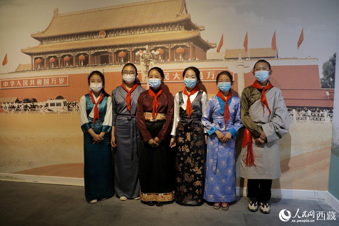 拉薩市北京實驗中學的小講解員們。人民網(wǎng) 次仁羅布攝