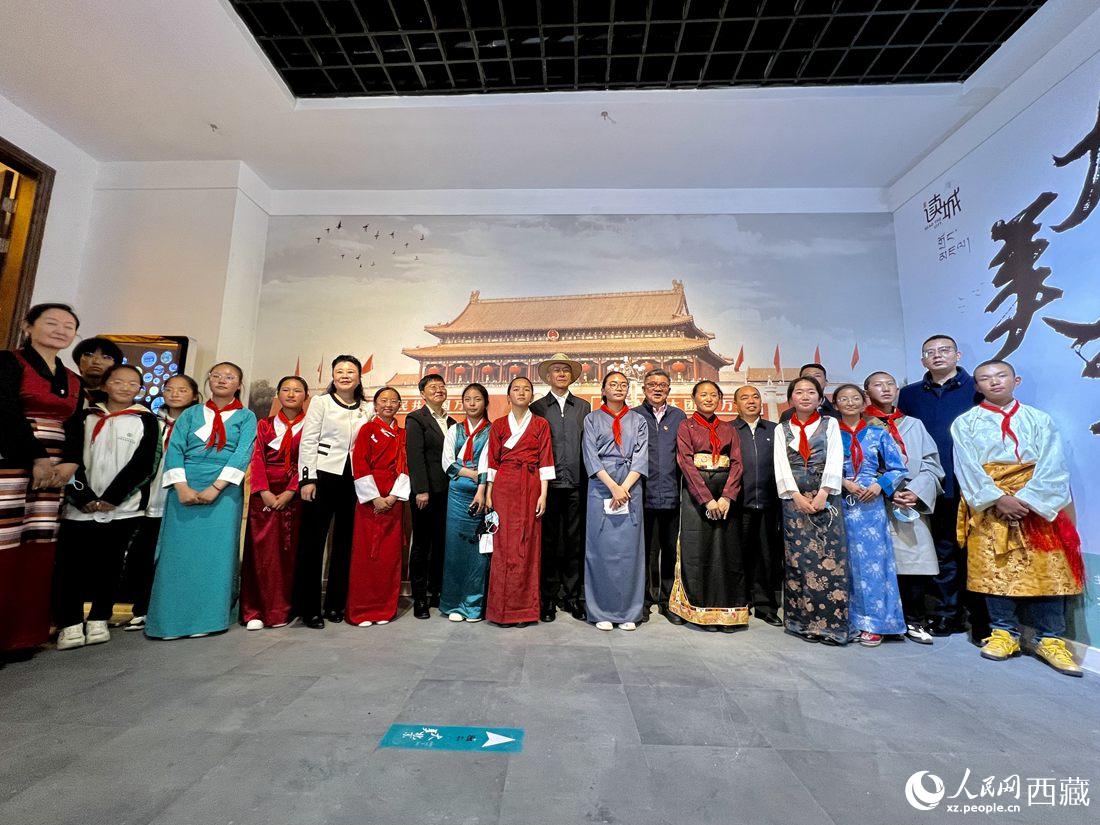 合影留念。人民網(wǎng) 次仁羅布攝