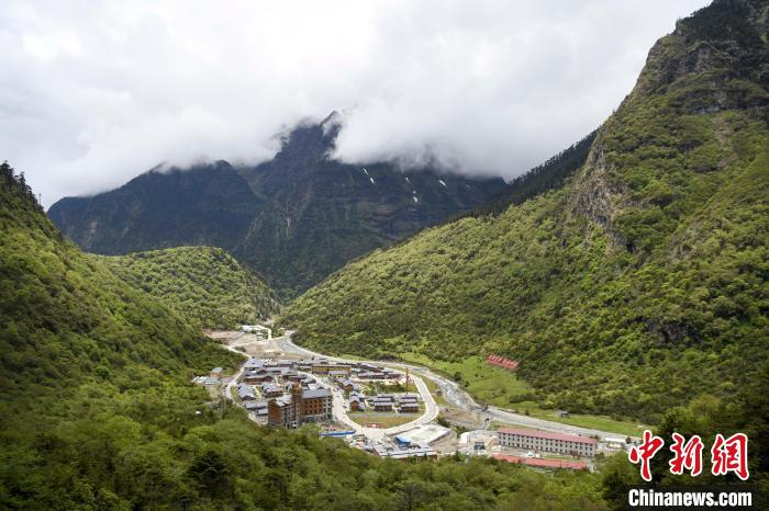 位于山間的玉麥鄉(xiāng)。